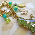◇1912再販 🌼ペリドットの猫とお花のバッグチャーム🐈♬ （※やや重ためです）