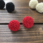 こつぶビーズ刺繍のピアス(RED)