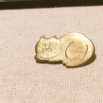 彫金 居眠り猫の真鍮ブローチ