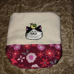 ねこ刺繍の小銭入れ