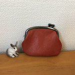 赤レザーのペタンコてのひらがま
