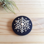 雪の結晶の刺繍ブローチ