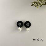 糸ボタンの刺繍ピアス(黒×グレー)