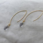 色づくモーヴのピアス