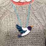 七宝焼・空を飛ぶ鳥のペンダント