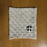 ベージュの透かし編みのネックウォーマー