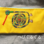 刺繍横長大きめポーチ へびぐるぐる