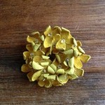 革花のドーナツブローチ カラシ