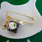 ガトーショコラ（キウイ）のピンブローチ