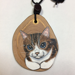 猫ペンダント(木製 キジ白)