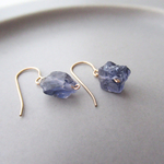原石ピアス《Iolite》