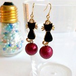 黒猫と真っ赤なシュガーパールのピアス