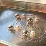 メタリックシルバーとパールのノンホールピアス