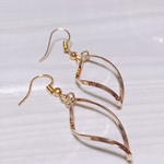 ねじりチャームピアス