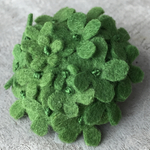 フェルトと刺繍糸のふっくらブローチ