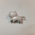 歩く白猫のブローチ