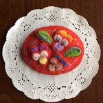 フェルトに刺繍・『春を待つ』立体 ビオラのブローチ