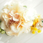 やわらかベージュ×ホワイトの造花アクセサリー