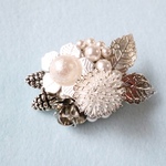 【再販】小さな雪の朝＊受注制作 ブローチ 小さめ 小振り 小ぶり 冬 花 葉 パール 松ぼっくり ポンポンマム 栗 いがぐり 銀 シルバー お揃い おそろい リンクコーデ