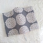 ≪再販≫ ポンポン花手まりのブックカバー(文庫本size)グレー