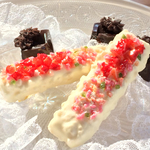 フェイクスイーツ  ホワイトチョコスティックケーキ 回転式ブローチ