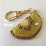 思わず食べちゃいたい？ 本物 キウイ フルーツ 押し花 キーホルダー レジンアクセサリー