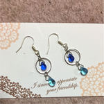 ネイビー色×水色のドロップピアス