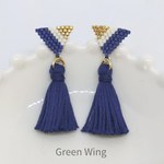 三角ビーズステッチとタッセルのピアス（ネイビー）