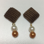 ［秋冬］ニットスクエア(ブラウン)のカボションとビーズのイヤリング ｏｒ ピアス
