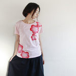 レディース　 梅の花柄Tシャツ　手描きで描いた和風な梅の花Tシャツ