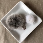 もふもふ♪グレー＆白のファーのブローチ