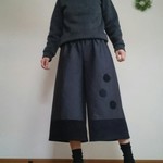 ブーツに似合いそうな大人のグレーワイドパンツウエストゴム