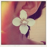 [限定販売] Daisy Blossom ピアス（ホワイト/ブラック）