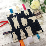 タグがいっぱい   布おもちゃ (カシャカシャ音付き)