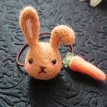 うさぎとにんじんヘアゴム(羊毛フェルト)