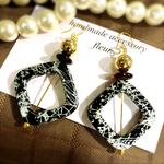 ブラック×ホワイト×ゴールド♡アンティーク大人ロングピアス♡ 樹脂 イヤリング可能