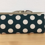 ドット柄のがま口長財布（深緑×白×ピンク）