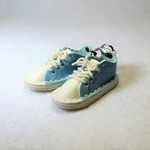 ミニチュア靴のストラップ／スニーカ／水色／白