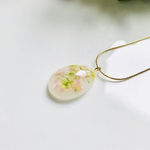 かすみ草の花つぼみの大粒ドロップネックレス ミルキーホワイト