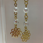 花型透かしパーツとビーズのピアス