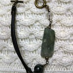 モスアゲートタンブルと革ひものメンズブレスレット