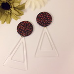 ヴィンテージアクリルカボションとトライアングルパーツ