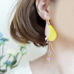 かろやか[yellow&pink]フェザーイヤリング（ピアス可）