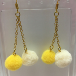 ポンポンボール(イエロー&ベージュ)とチェーンのイヤリング ｏｒ ピアス