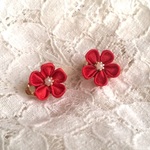 赤のお花ピアス　ノンホールイヤリング～　ネジバネ