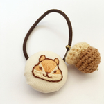  シマリス刺繍のくるみぼたんヘアゴムどんぐり添え
