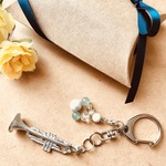 感性が光る☆彡天然石パーツ付き トランペットのキーホルダー