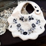 花モチーフ刺繍スタイ　ダブルガーゼ　　mokumoku monotone