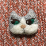 touko mamaさま専用ページ カールまつげねこのエメラルドのブローチ