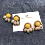 マスタードカボションビーズ刺繍ピアス